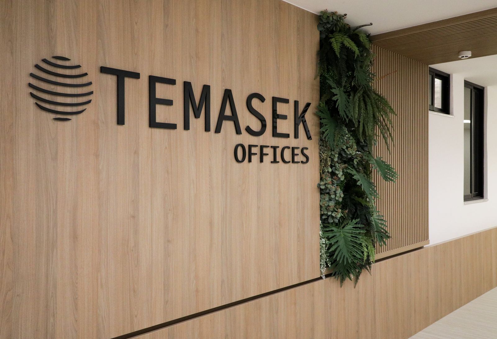 Entrada e letreiro do Temasek na unidade Grand Tower