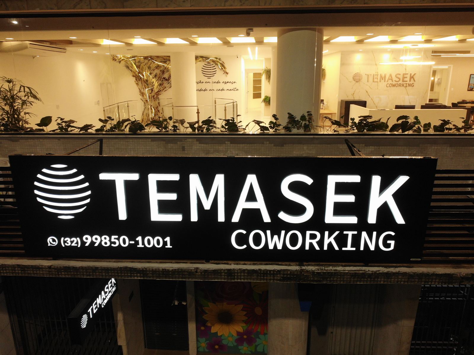 Fachada e letreiro do Temasek Coworking na Avenida Rio Branco